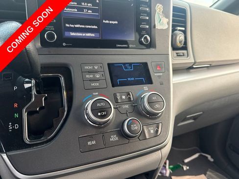 Used 2020 Toyota Sienna LE w/ Carpet Mat Package FWD image 18
