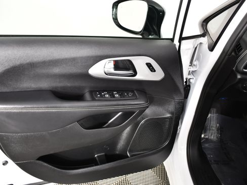 Used 2025 Chrysler Pacifica Limited FWD image 36