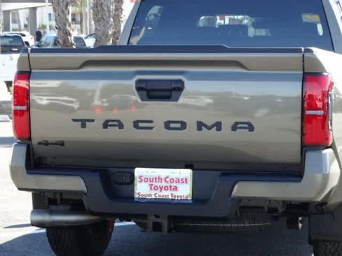 Used 2025 Toyota Tacoma TRD Off-Road AWD/4WD image 15