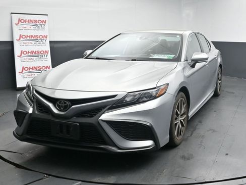 Used 2023 Toyota Camry SE image 4