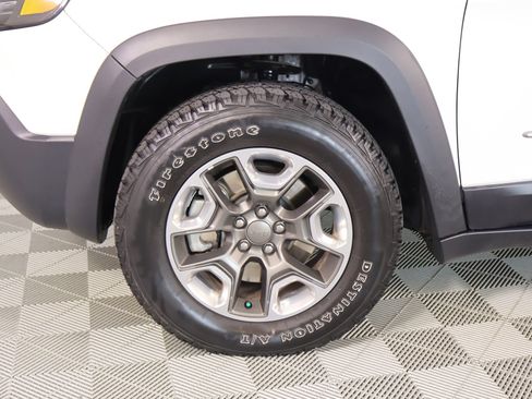 Used 2020 Jeep Cherokee Trailhawk w/ Comfort/Convenience Group AWD/4WD image 18
