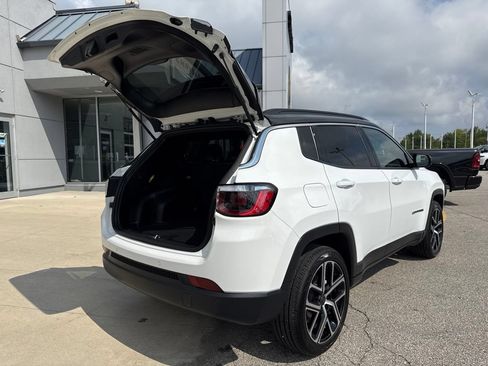 Used 2025 Jeep Compass Limited AWD/4WD image 15