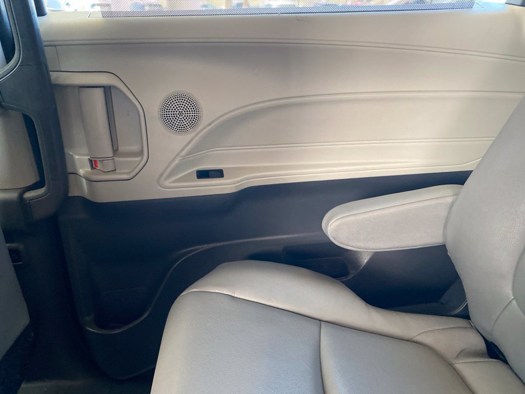 Used 2023 Toyota Sienna XLE FWD image 30