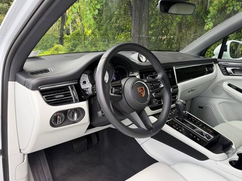 Certified 2026 Porsche Macan AWD/4WD image 4