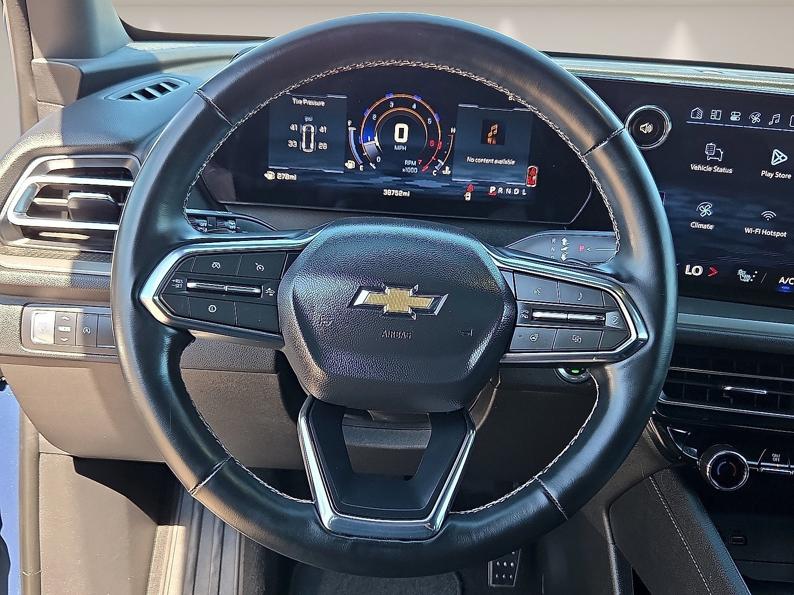 Used 2025 Chevrolet Traverse LT FWD image 14