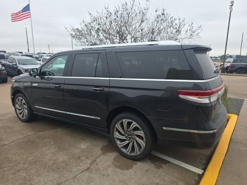 Used 2023 Lincoln Navigator L Reserve image 3