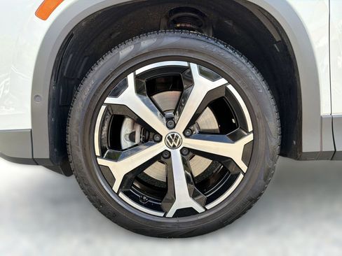 Used 2025 Volkswagen Tiguan SE AWD/4WD image 12