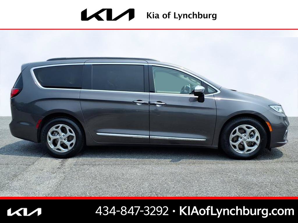 Used 2023 Chrysler Pacifica Limited FWD image 3