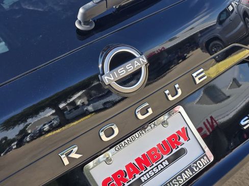 Used 2023 Nissan Rogue SL w/ SL Premium Package image 9