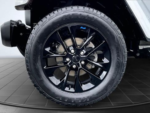 Used 2023 Jeep Wrangler Sahara image 8