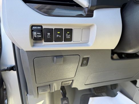 Used 2017 Toyota Sienna XLE image 10