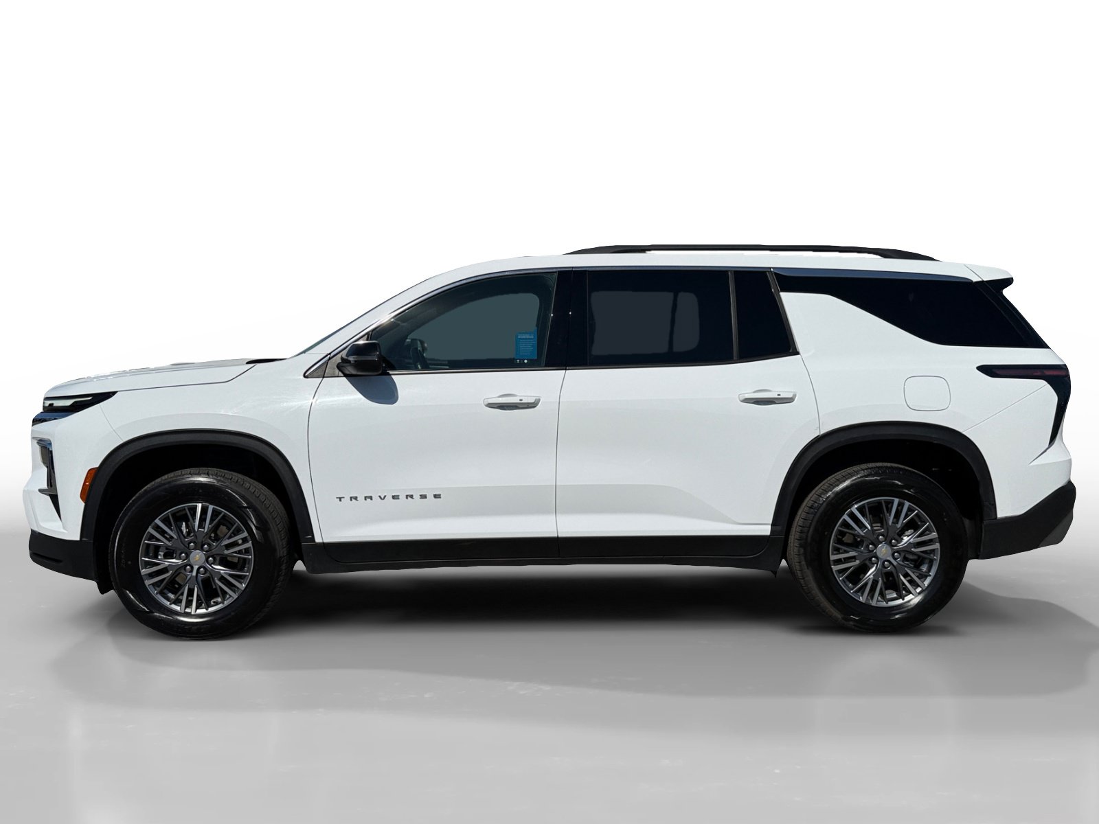 Used 2025 Chevrolet Traverse LT FWD image 2