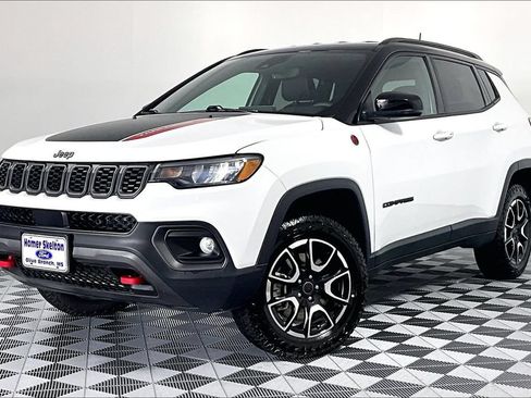 Used 2025 Jeep Compass Trailhawk AWD/4WD image 2