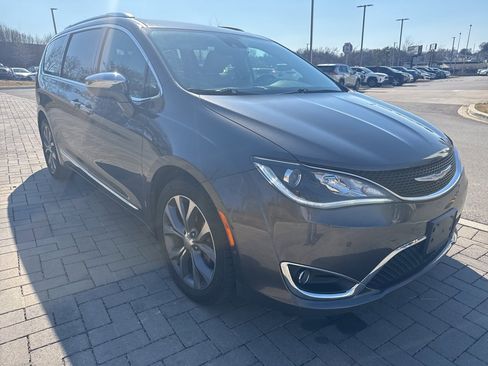 Used 2017 Chrysler Pacifica Limited w/ UConnect Theater Package image 2