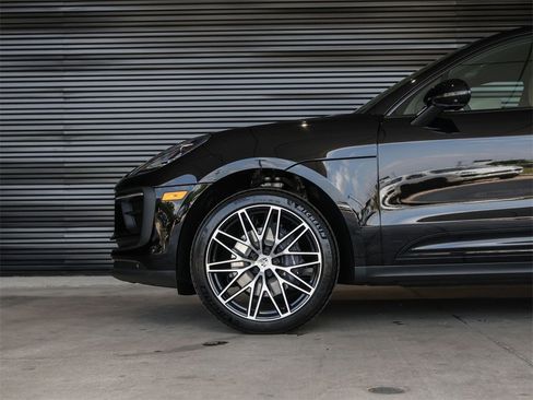 Used 2025 Porsche Macan image 13