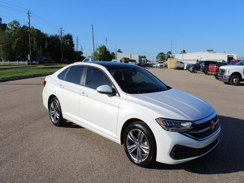 Used 2023 Volkswagen Jetta SE w/ Panoramic Sunroof Package FWD image 2