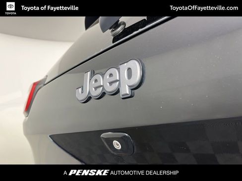 Used 2017 Jeep Cherokee Trailhawk image 11