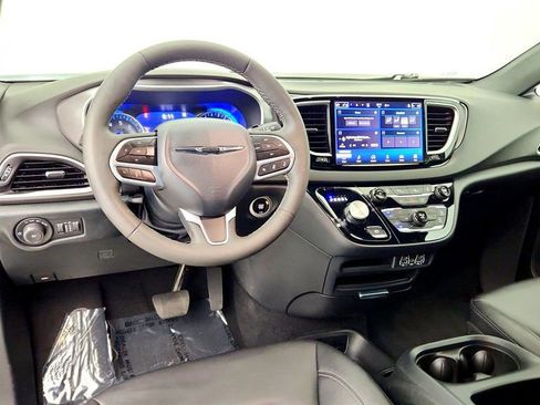 Used 2025 Chrysler Pacifica Select FWD image 12