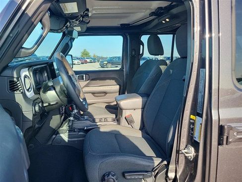 Used 2025 Jeep Wrangler Unlimited Sahara AWD/4WD image 5