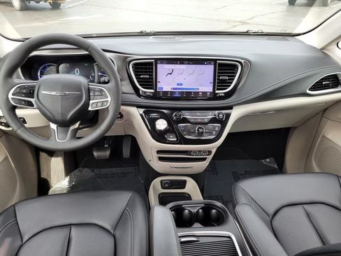 Used 2024 Chrysler Pacifica Limited FWD image 8