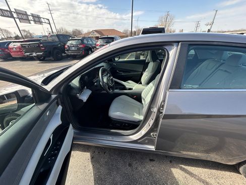 Used 2023 Hyundai Elantra Limited image 6