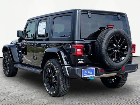Used 2022 Jeep Wrangler Unlimited Sahara w/ Cold Weather Group AWD/4WD image 13