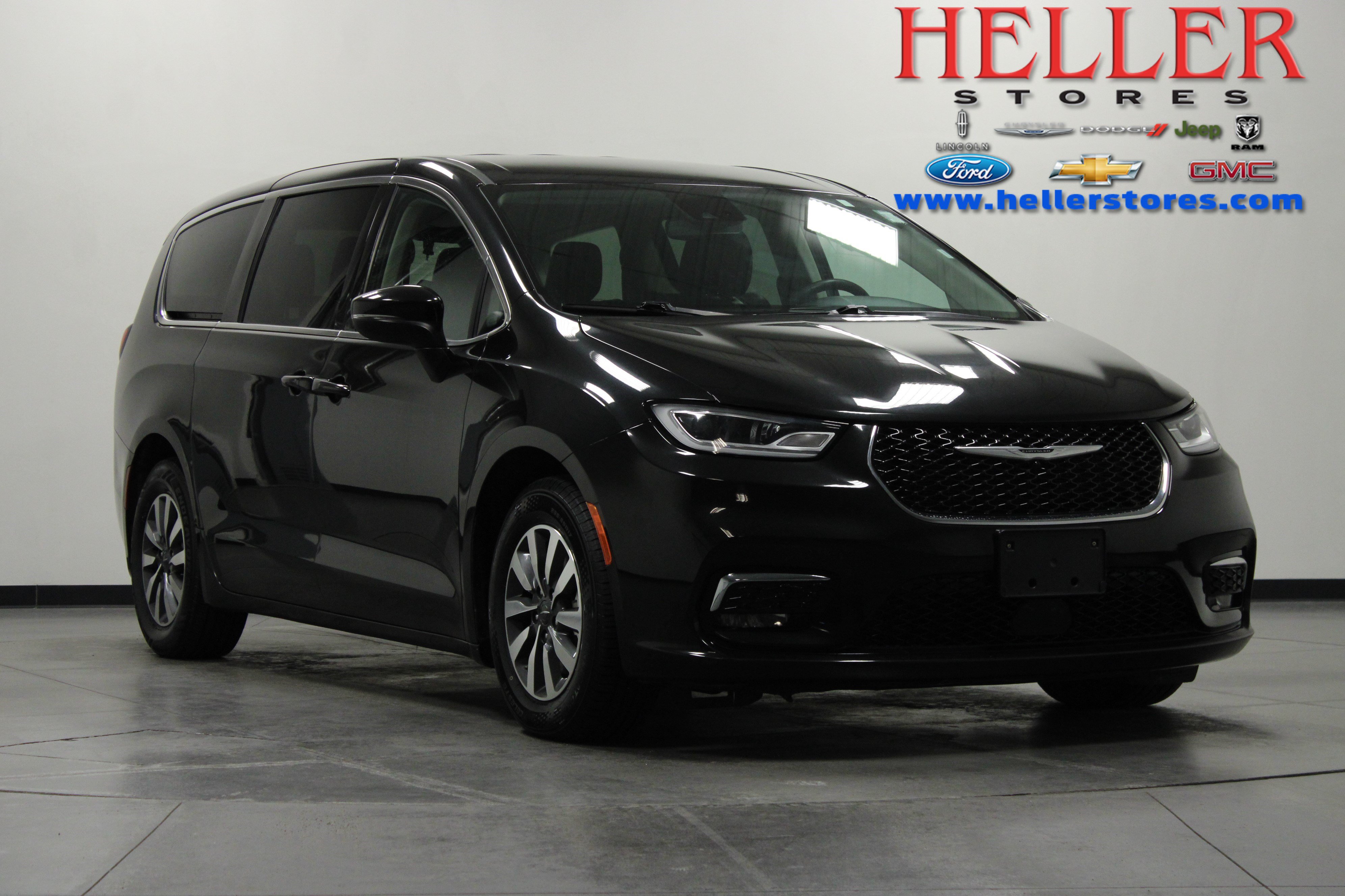 Used 2023 Chrysler Pacifica Touring-L FWD image 1