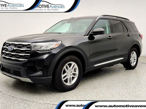 Used 2025 Ford Explorer Active AWD/4WD image 1