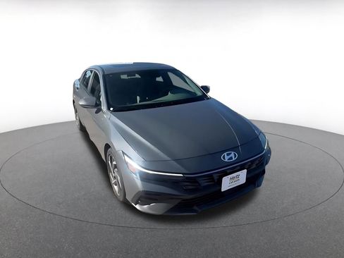 Used 2025 Hyundai Elantra SEL image 3