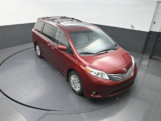 Used 2017 Toyota Sienna XLE w/ Outdoor Package FWD image 11