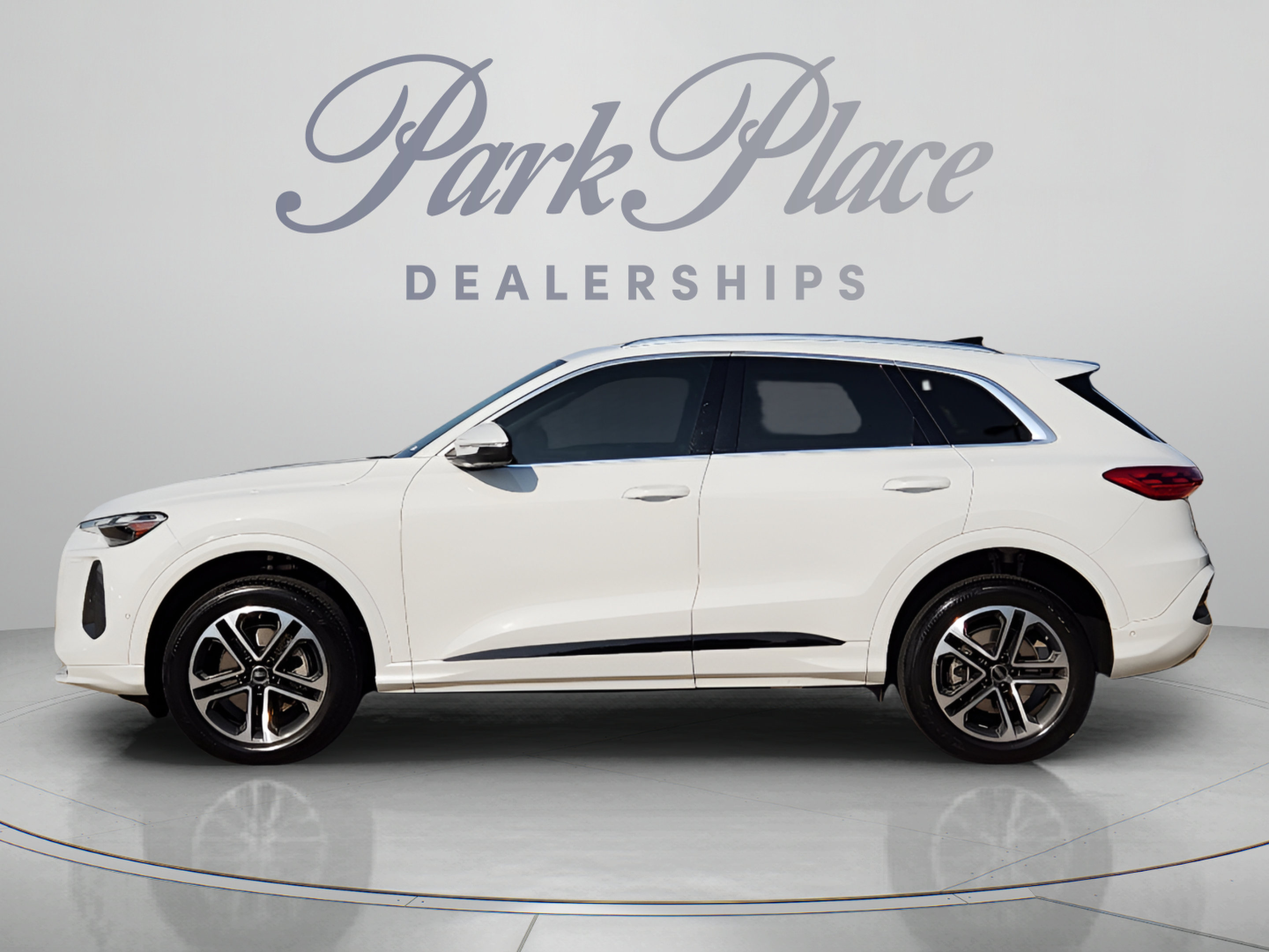 Used 2025 Audi Q5 Premium AWD/4WD image 2