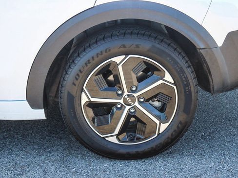 Used 2023 Kia Niro EX image 8