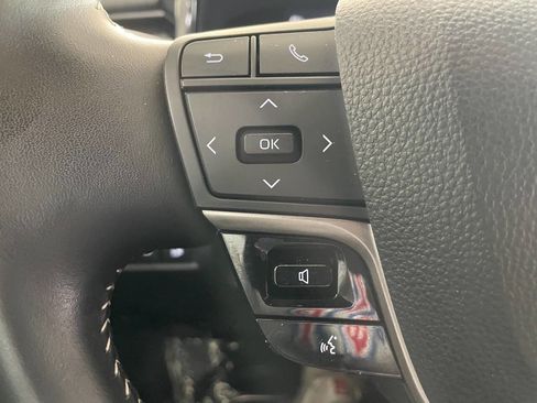 Used 2025 Toyota Camry SE image 40