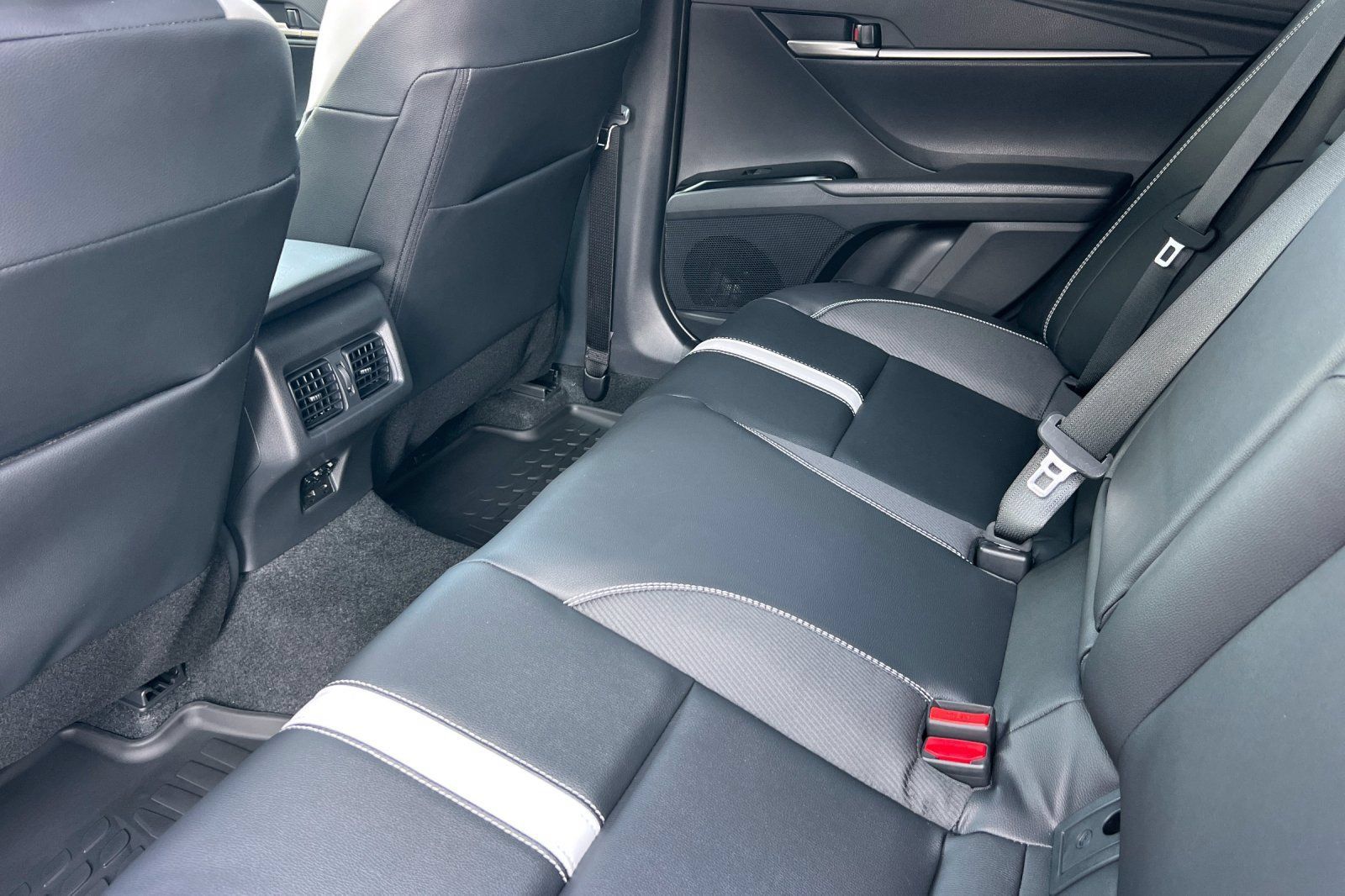 New 2026 Toyota Camry Hybrid FWD image 13