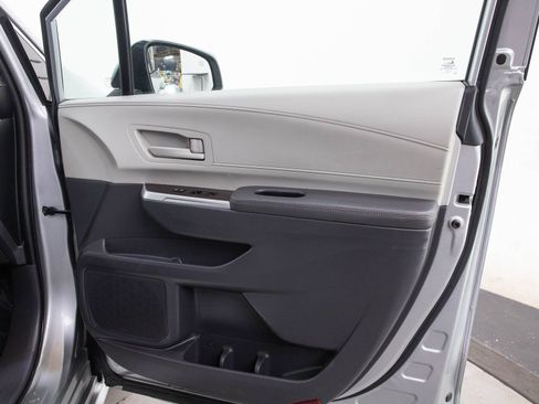 Used 2021 Toyota Sienna LE FWD image 9