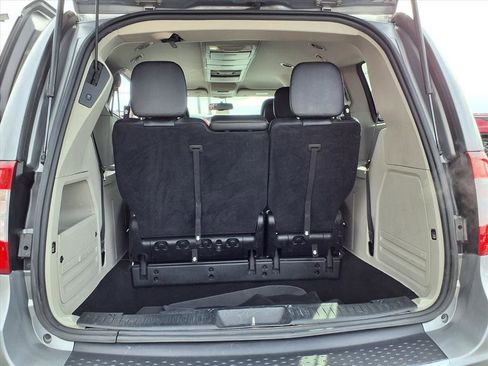 Used 2016 Chrysler Town & Country Touring image 27