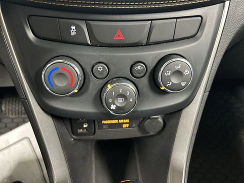 Used 2017 Chevrolet Trax LT w/ LT Convenience Package AWD/4WD image 16