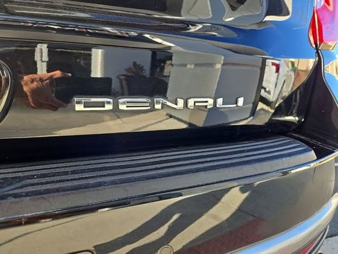 Used 2023 GMC Yukon XL Denali image 9