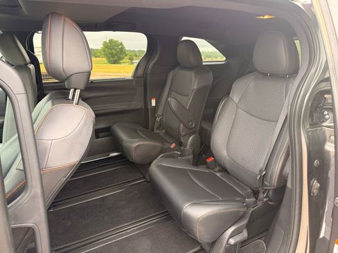 Used 2022 Toyota Sienna XSE FWD image 11
