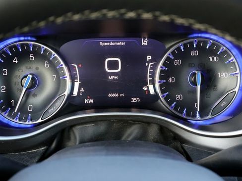 Used 2023 Chrysler Pacifica Touring-L image 32