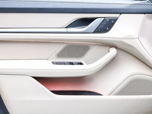 Used 2025 Porsche Taycan image 22