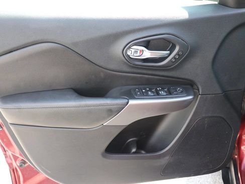 Used 2019 Jeep Cherokee Limited image 12