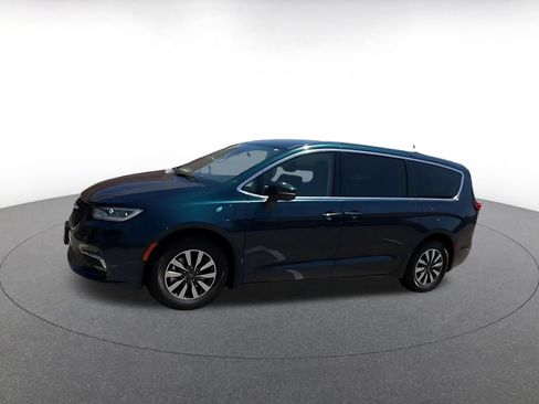 Used 2023 Chrysler Pacifica Touring-L FWD image 6