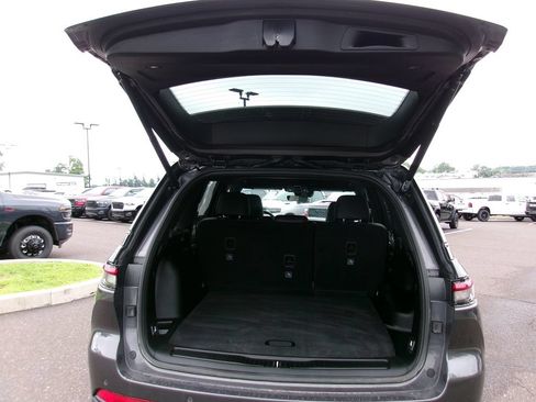 Certified 2025 Jeep Grand Cherokee Limited w/ Black Appearance Package AWD/4WD image 18