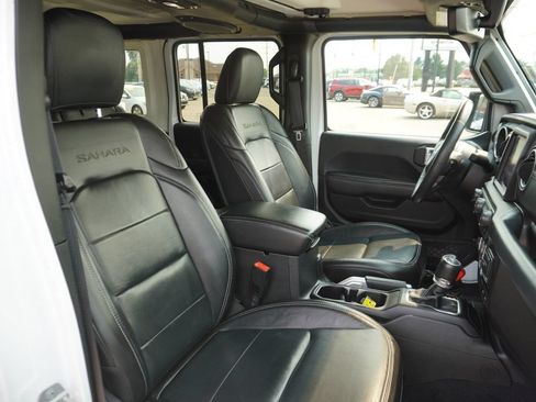 Used 2018 Jeep Wrangler Unlimited Sahara AWD/4WD image 31