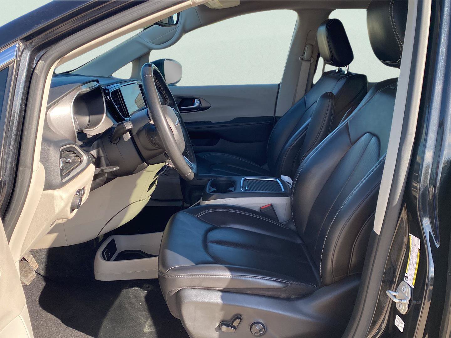 Used 2023 Chrysler Pacifica Touring-L FWD image 14