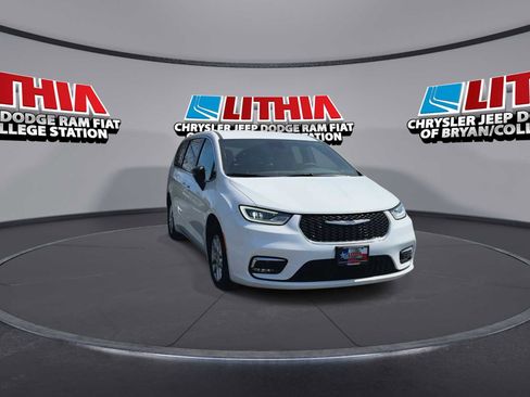 New 2026 Chrysler Pacifica Select image 2