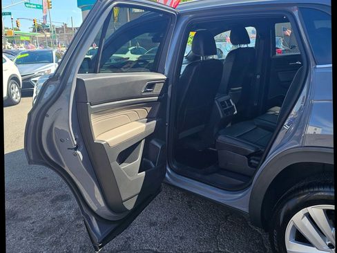 Used 2021 Volkswagen Atlas Cross Sport SE w/ Panoramic Sunroof Package image 8