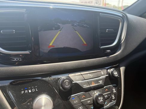 Used 2018 Chrysler Pacifica Touring-L Plus FWD image 19