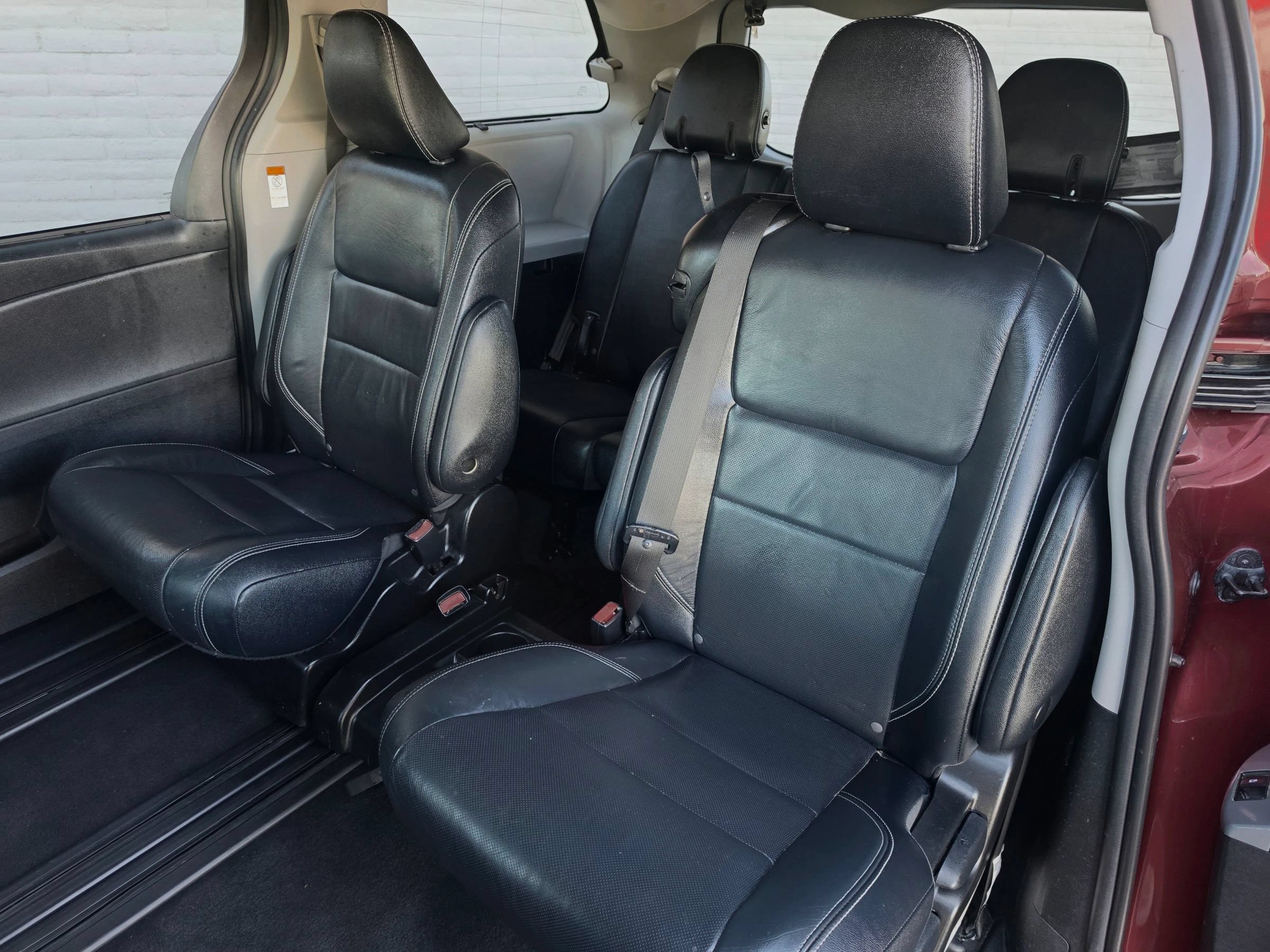 Used 2018 Toyota Sienna SE FWD image 36